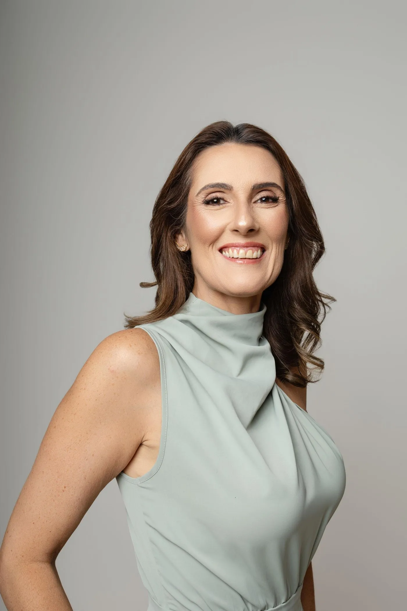 Dra. Jussara Brito, oftalmologista, sorrindo em retrato de estúdio